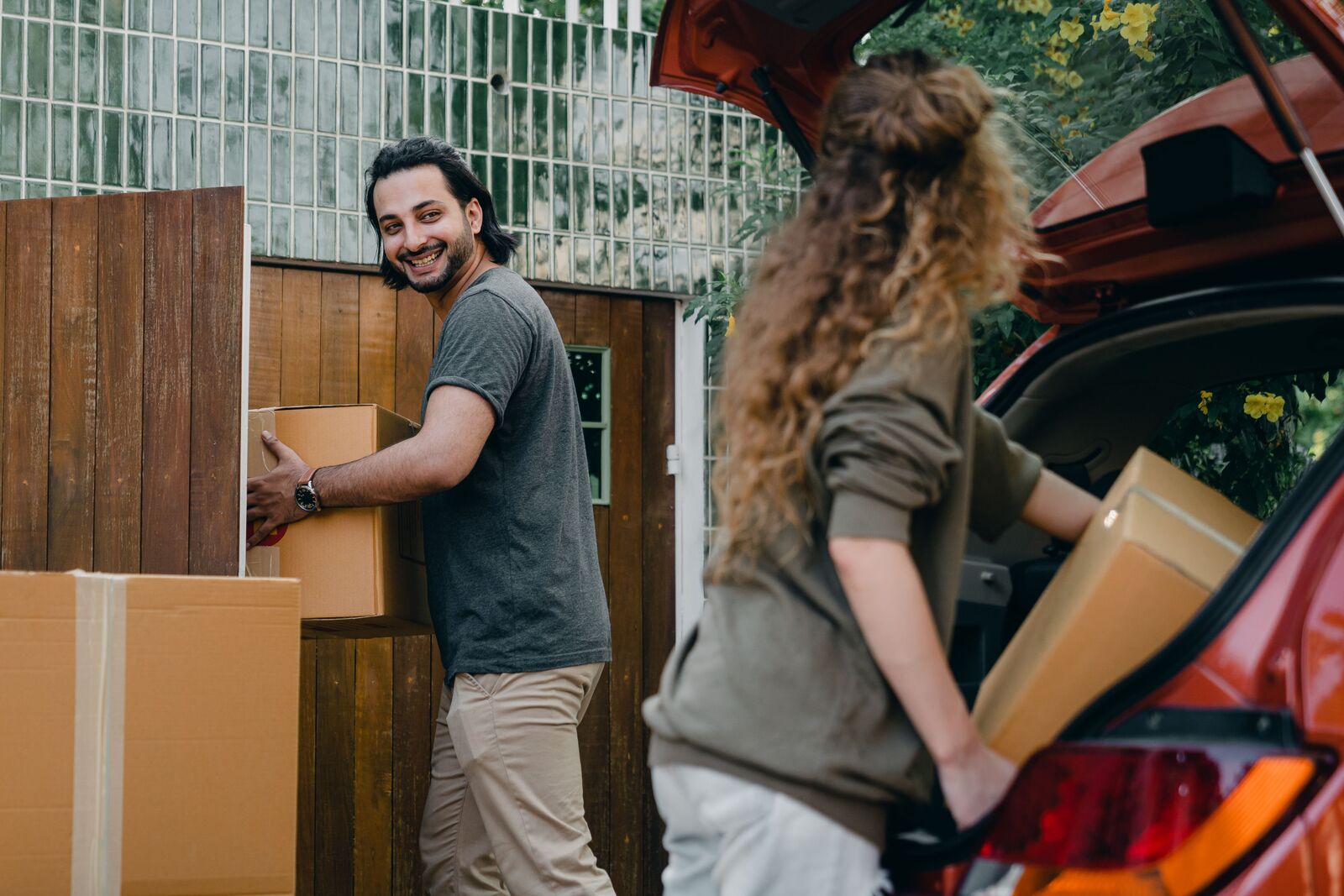 Team bei der Wohnungsauflösung in Wien — Kartons und Möbel werden verladen